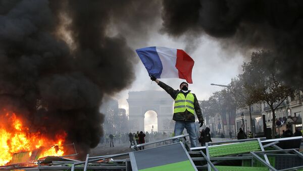 Demonstranti žuti prsluci tokom protesta u Parizu - Sputnik Srbija