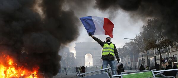 Demonstranti žuti prsluci tokom protesta u Parizu Demonstranti žuti prsluci tokom protesta u Parizu - Sputnik Srbija