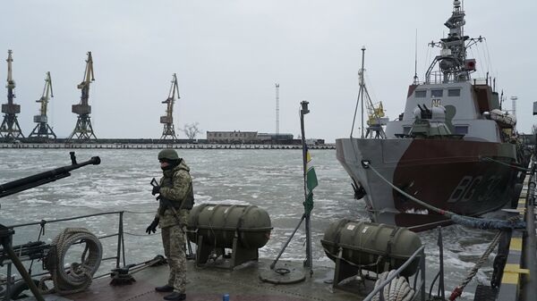 Украјински војник на броду обалске страже на Азовском мору у луци Маријупољу на истоку Украјине - Sputnik Србија