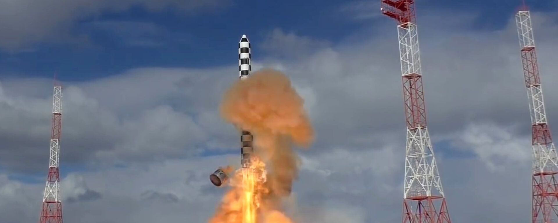 Лансирање тешке интерконтиненталне балистичке ракет Сармат са космодрома Плесецк у Архангелској области Русије - Sputnik Србија, 1920, 07.08.2021