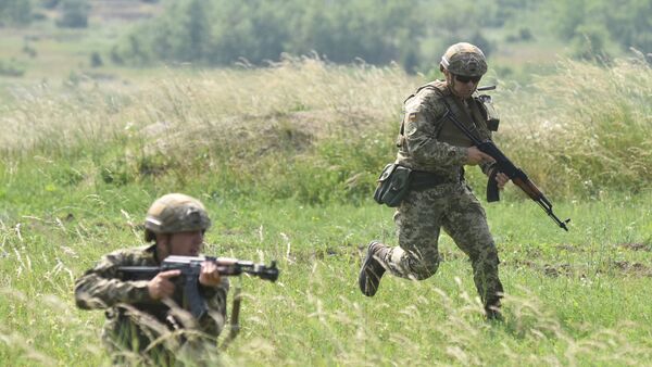 Pripadnici ukrajinske vojske za vreme taktičkih vojnih vežbi u Lavovskoj oblasti - Sputnik Srbija