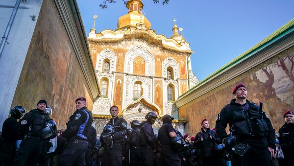 Policija ispred glavnog ulaza u Kijevsko-Pečerski manastir u Ukrajini - Sputnik Srbija