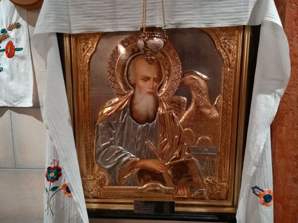 Ikona Svetog Jovana Bogoslova optočena zlatom, poklon shimonaha Varsanufija istoimenoj kapeli u Zemunu. - Sputnik Srbija