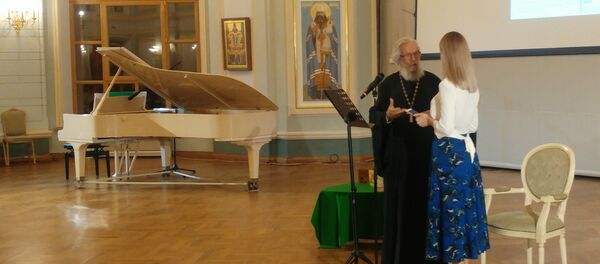 Отац Лав Семјонов и Алина Соловјова - Sputnik Србија