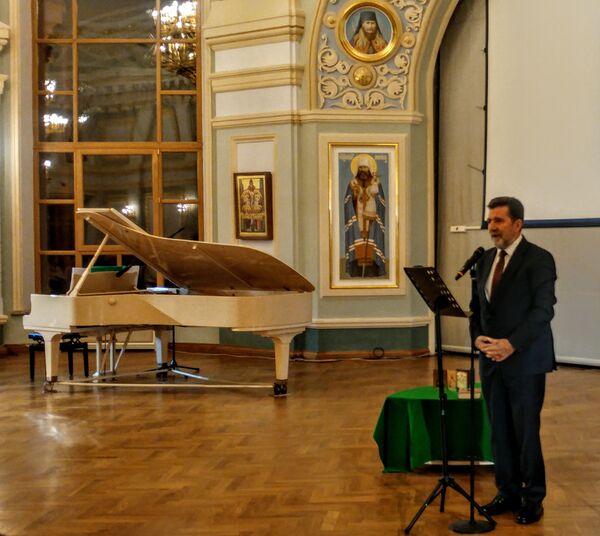 Амбасадор Славенко Терзић поздравља госте - Sputnik Србија