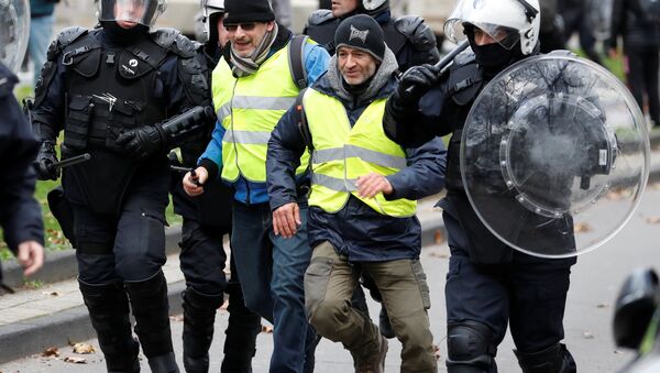 Припадници покрета Жути прслуци и полицајци током протеста у Бриселу. - Sputnik Србија