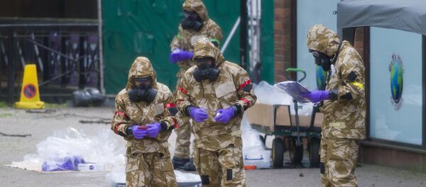 Forenzičari tokom istrage trovanja Sergeja i Julije Skripalj u Solsberiju Forenzičari tokom istrage trovanja Sergeja i Julije Skripalj u Solsberiju - Sputnik Srbija