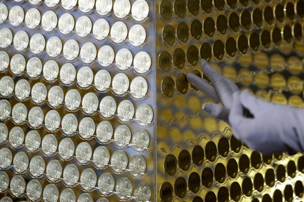 Запослени у „Про ауруму“ украшавају новогодишњу јелку са 2.018 златника Бечке филхармоније у вредности од 2,3 милиона евра. - Sputnik Србија