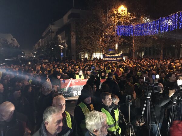 Протест опозиције испред Скупштине Црне Горе поводом хапшења једног од лидера Демократског фронта Небојше Медојевића - Sputnik Србија