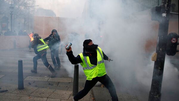 Сукоб демонстраната у жутим прслуцима са полицијом на Јелисејским пољима у Паризу. - Sputnik Србија