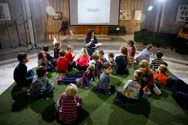 Zahvaljujući projektu Društva srpsko-ruskog prijateljstva „Dositej Obradović iz Pančeva, dečja biblioteka u Moskvi i Gradska biblioteka Pančeva jedna drugoj su poklonile po više od sto knjiga. Zahvaljujući projektu Društva srpsko-ruskog prijateljstva „Dositej Obradović iz Pančeva, dečja biblioteka u Moskvi i Gradska biblioteka Pančeva jedna drugoj su poklonile po više od sto knjiga. - Sputnik Srbija