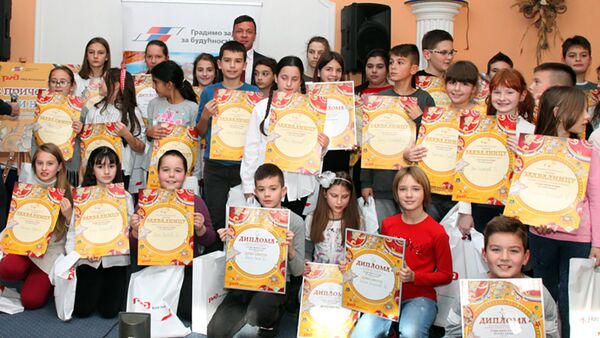 Zamenik generelanog direktora RŽD ineternešnala Masurbek Sultanov sa decom kojoj su uručene diplome - Sputnik Srbija