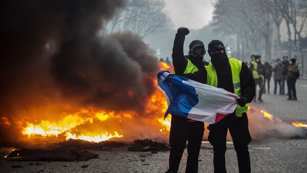 Запаљени намешатај на илицама Париза током протеста грађана - Sputnik Србија