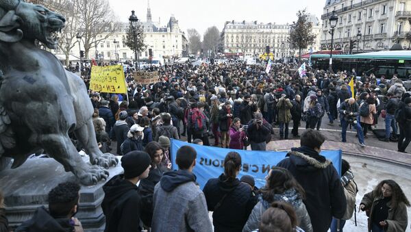 Протест ученика у Паризу - Sputnik Србија