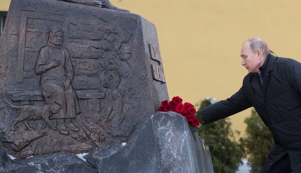 Predsednik Vladimir Putin polaže cveće na spomenik Aleksandru Solženjicinu  - Sputnik Srbija