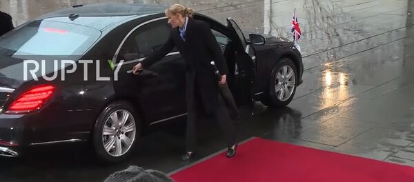 Tereza Mej ne može da izađe iz automobila - Sputnik Srbija