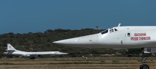 Два руска стратешка бомбардера Ту-160 на аеродрому у Каракасу - Sputnik Србија