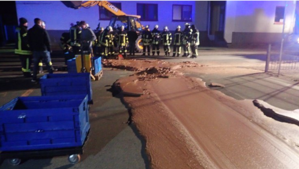 Тона чоколаде излила се из цистерне у граду Верлу у Немачкој - Sputnik Србија