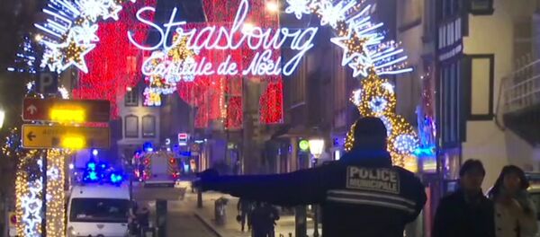 Припадници полиције и хитних служби на месту пуцњаве у Стразбуру Припадници полиције и хитних служби на месту пуцњаве у Стразбуру - Sputnik Србија