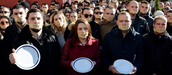 Студенти су скренули пажњу на последице увођења таксе од 100 одсто на производе из централне Србије. И понашање званичника ЕУ. - Sputnik Србија