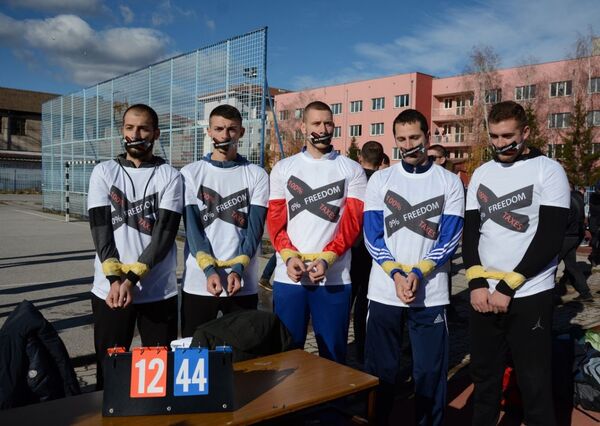 Utakmica u kojoj Srbi igraju vezanih ruku, završena simboličnim rezultatom koji aludira na prava koja garantuje Rezolucija 1244 UN. Utakmica u kojoj Srbi igraju vezanih ruku, završena simboličnim rezultatom koji aludira na prava koja garantuje Rezolucija 1244 UN. - Sputnik Srbija