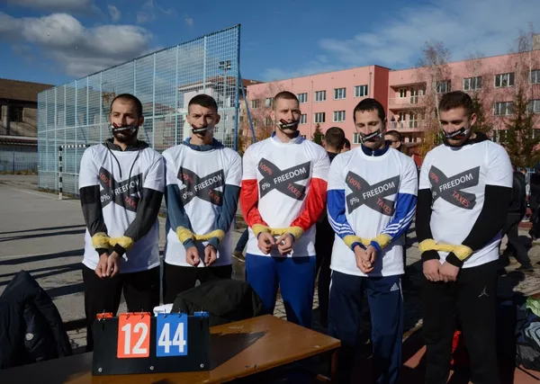 Утакмица у којој Срби играју везаних руку, завршена симболичним резултатом који алудира на права која гарантује Резолуција 1244 УН. Утакмица у којој Срби играју везаних руку, завршена симболичним резултатом који алудира на права која гарантује Резолуција 1244 УН. - Sputnik Србија