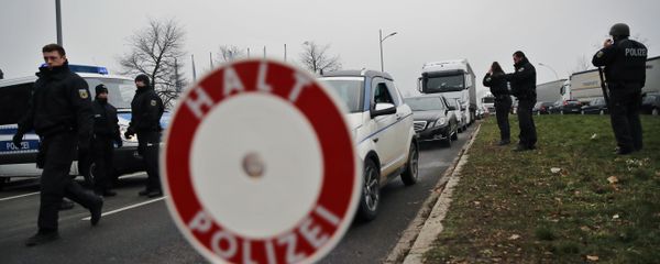 Немачки полицајци проверавају аутомобиле на француско-немачкој граници након пуцњаве у Стразбуру Немачки полицајци проверавају аутомобиле на француско-немачкој граници након пуцњаве у Стразбуру - Sputnik Србија