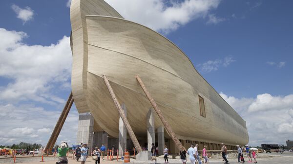 Posetioci prolaze pored replike Nojeve barke u američkom gradu Vilijamstaun - Sputnik Srbija