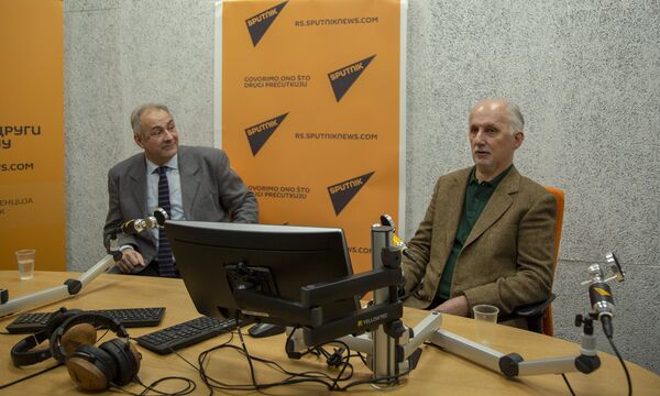 Председник Задужбине „Милоша Црњанског“ Мило Ломпар и проф. др Јован Попов  - Sputnik Србија