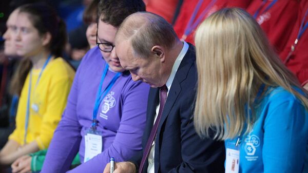 Vladimir Putin sa decom - Sputnik Srbija