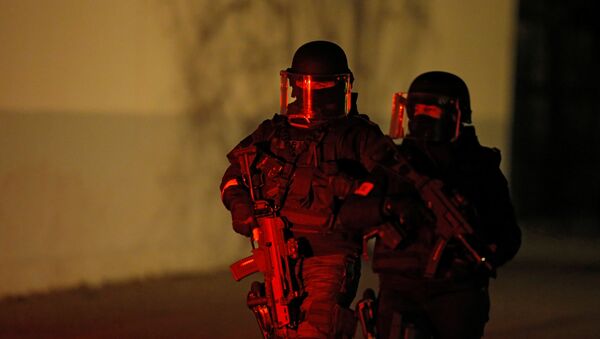 Припадници специјалних снага француске полиције обезбеђују област полицијске операције у Стразбуру - Sputnik Србија