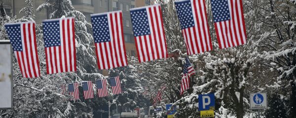 Južna Kosovska Mitrovica pod snegom, okićena zastavama SAD - Sputnik Srbija
