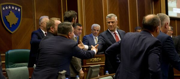 Хашим Тачи прима честитке у скупштини после гласања о формирању војске тзв. Косова - Sputnik Србија