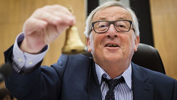 Predsednik Evropske komisije Žan Klod Junker sa zvoncem na otvaranju sastanka komesara EU u Briselu, 23. maja 2018. - Sputnik Srbija
