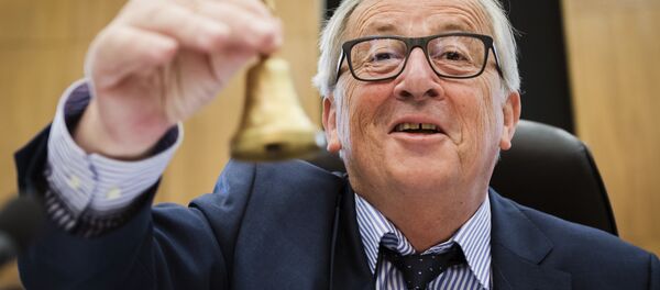 Председник Европске комисије Жан Клод Јункер са звонцем на отварању састанка комесара ЕУ у Бриселу, 23. маја 2018. - Sputnik Србија