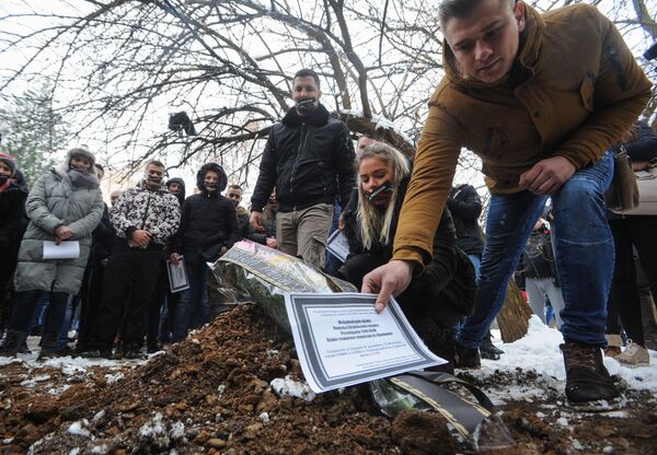 Studenti u severnom delu Kosovske Mitrovice svojevrsnim performansom su „sahranili“ međunarodno pravo, Povelju UN, Rezoluciju SB UN 1244 i Vojno-tehnički sporazum iz Kumanova. Studenti u severnom delu Kosovske Mitrovice svojevrsnim performansom su „sahranili“ međunarodno pravo, Povelju UN, Rezoluciju SB UN 1244 i Vojno-tehnički sporazum iz Kumanova. - Sputnik Srbija