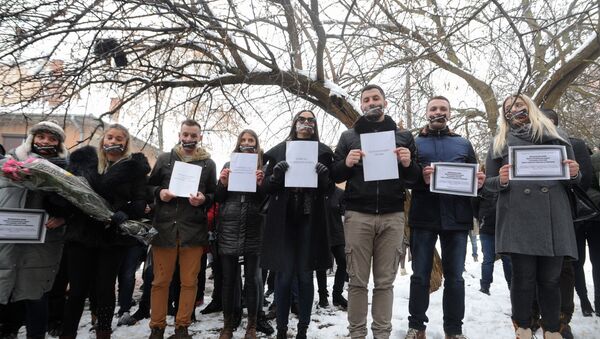 Studenti u severnom delu Kosovske Mitrovice svojevrsnim performansom su „sahranili“ međunarodno pravo, Povelju UN, Rezoluciju SB UN 1244 i Vojno-tehnički sporazum iz Kumanova. - Sputnik Srbija