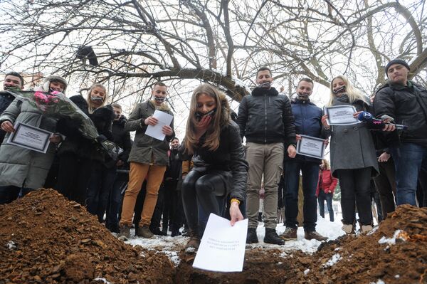 Studenti u severnom delu Kosovske Mitrovice svojevrsnim performansom su „sahranili“ međunarodno pravo, Povelju UN, Rezoluciju SB UN 1244 i Vojno-tehnički sporazum iz Kumanova. Studenti u severnom delu Kosovske Mitrovice svojevrsnim performansom su „sahranili“ međunarodno pravo, Povelju UN, Rezoluciju SB UN 1244 i Vojno-tehnički sporazum iz Kumanova. - Sputnik Srbija
