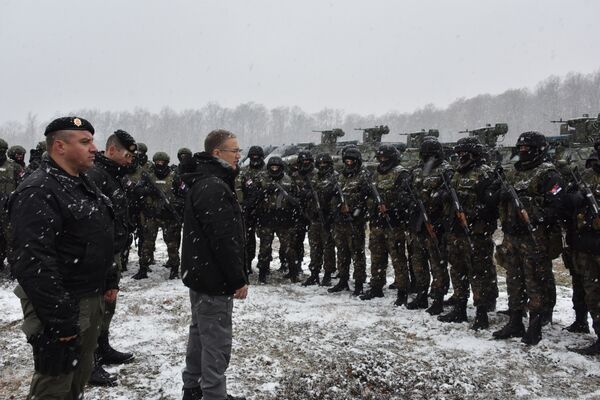 Ministar unutrašnjih poslova dr Nebojša Stefanović obišao je danas pripadnike Žandarmerije u bazi u Lipovici - Sputnik Srbija