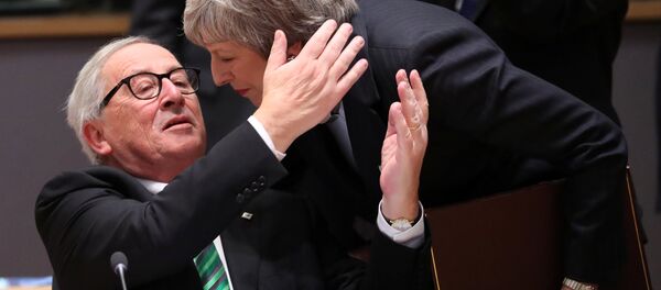 Жан Клод Јункер и Тереза Меј на самиту лидера ЕУ у Бриселу. - Sputnik Србија