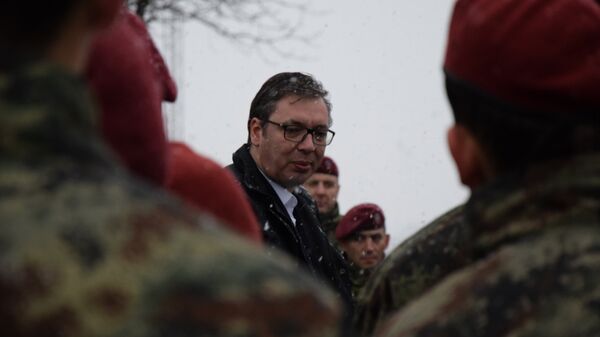 Predsednik Srbije Aleksandar Vučić sa srpskim vojnicima u Kopnenoj zoni bezbednosti - Sputnik Srbija