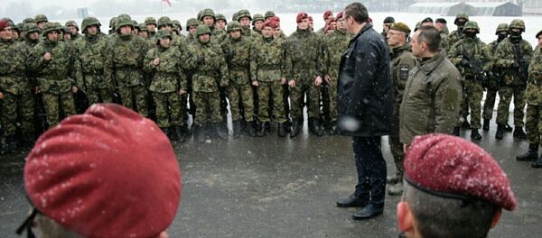 Председник Србије Александар Вучић са српским војницима у Копненој зони безбедности - Sputnik Србија