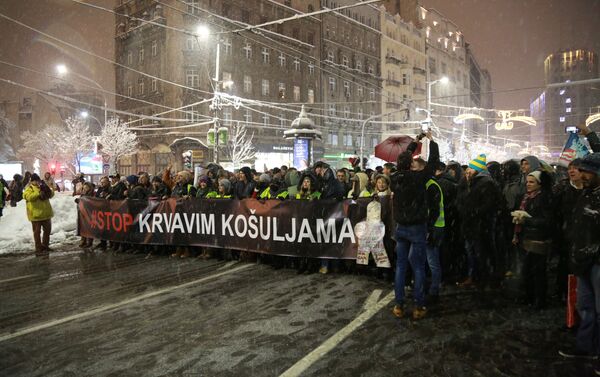 Масован протест грађана и дела опозиције против насиља „Стоп крвавим кошуљама“ - Sputnik Србија