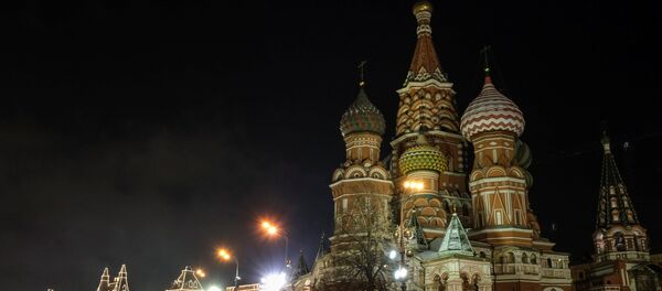 Ljudi prolaze pored hrama Vasilija Blaženog na Crvenom trgu u Moskvi - Sputnik Srbija