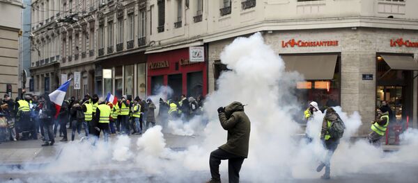 Demonstranti beže od suzavca na protestu žutih prsluka u Lionu - Sputnik Srbija