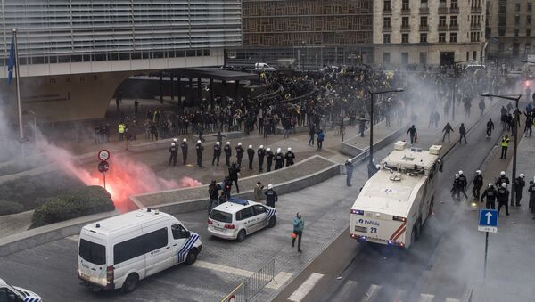 Полиција растерује демонстранте у Бриселу - Sputnik Србија