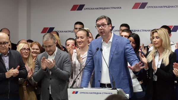 Aleksandar Vučić, lider SNS-a u obraćanju javnosti u sedištu stranke - Sputnik Srbija