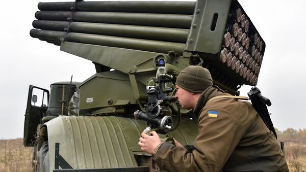 Ukrajinski vojnik cilja iz lansirnog raketnog sistema Grad kalibra 122mm na poligonu u Kijevu - Sputnik Srbija