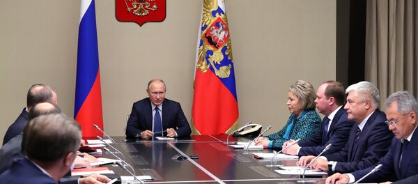 Председник Русије Владимир Путин са члановима Савета безбедности Русије - Sputnik Србија