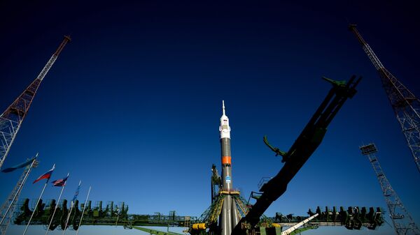 Lansirna rampa rakete-nosača Sojuz FG sa svemirskim brodom sa posadom Sojuz MS-02 na kosmodromu Bajkonur - Sputnik Srbija